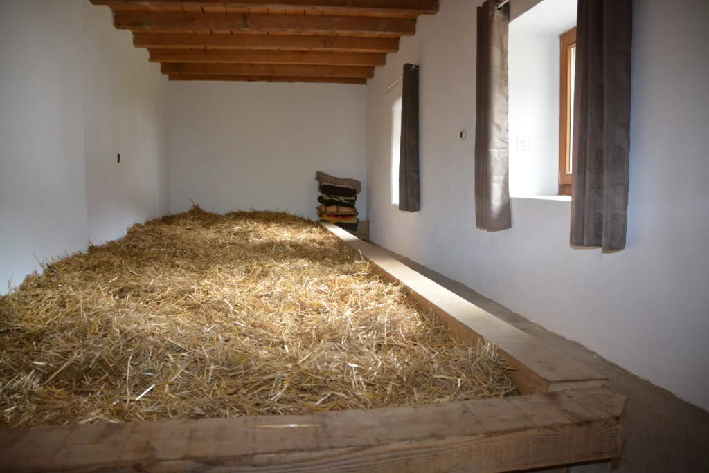 Dortoir dans la paille.